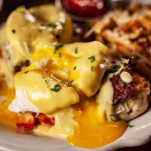 Filet eggs benedict