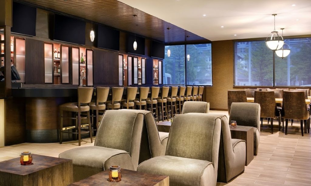 Image of the bar and dining area at the DoubleTree by Hilton Hotel & Suites in Jersey City, NJ