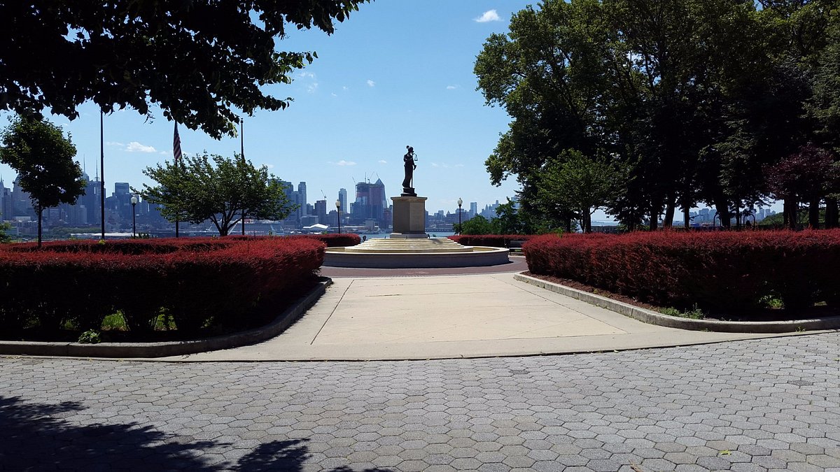 memorial statue in Donnelly Memorial Park